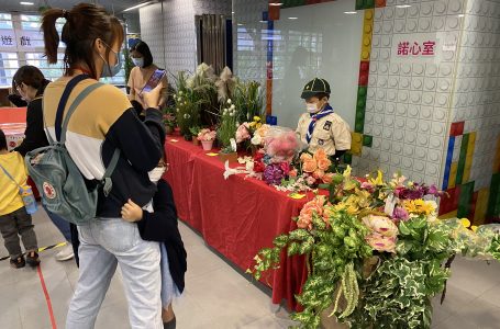 賣物攤位有童軍幫忙義賣